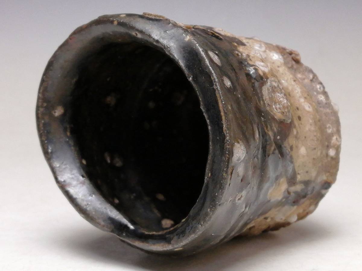 奥磯栄麓 鼠志野椿文ぐい呑 箱なし 奥磯栄麓 鼠志野椿文ぐい呑 箱なし