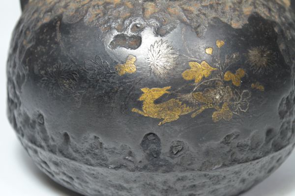 岡黒/龍 名工造・金銀象嵌鉄瓶/時代鉄瓶・金銀象嵌窓絵鉄瓶/狐に草花文