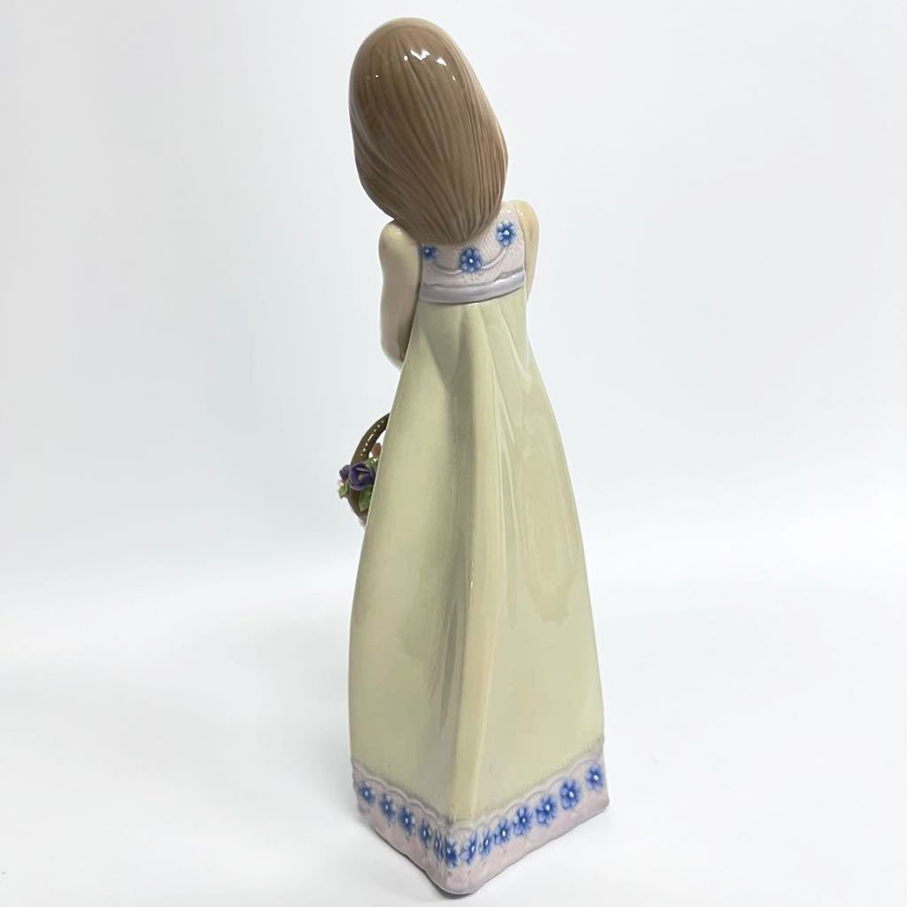 リヤドロ お花の宝物 花かごを持つ少女 5605 LLADRO フィギュリン