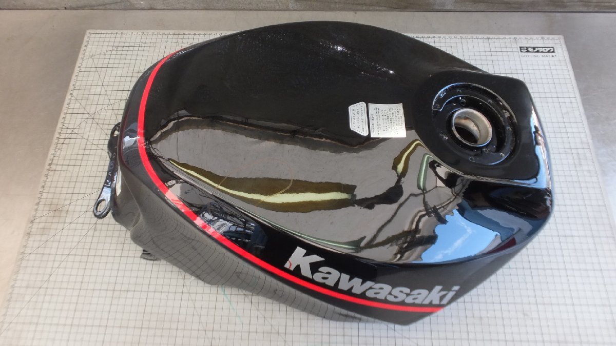 ARK FX400R ZX400D GPZ400R ガソリンタンク 黒/赤ライン Kawasaki 希少 検 FX400R ガソリンタンク カワサキ Kawasaki ガソリンタンク、難有り☆ZX400D、GPZ400R タンクの中古品・新品・未