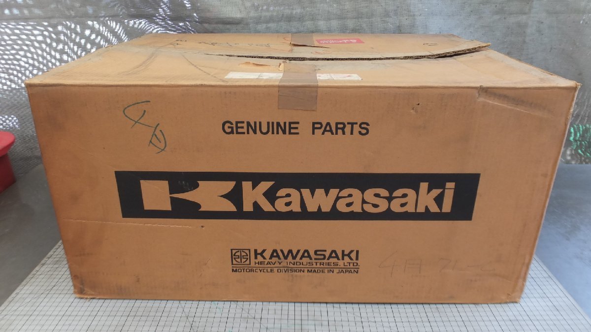 ARK FX400R ZX400D GPZ400R ガソリンタンク 黒/赤ライン Kawasaki 希少 検 FX400R ガソリンタンク カワサキ Kawasaki ガソリンタンク、難有り☆ZX400D、GPZ400R タンクの中古品・新品・未