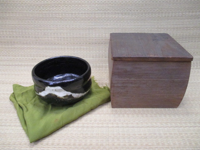 茶道具　京焼　富士山絵　黒楽茶碗　時代箱付　V　R5908 逸品 黒楽 茶碗 在銘 雪富士図 富士山 桐共箱 共布 裏千家