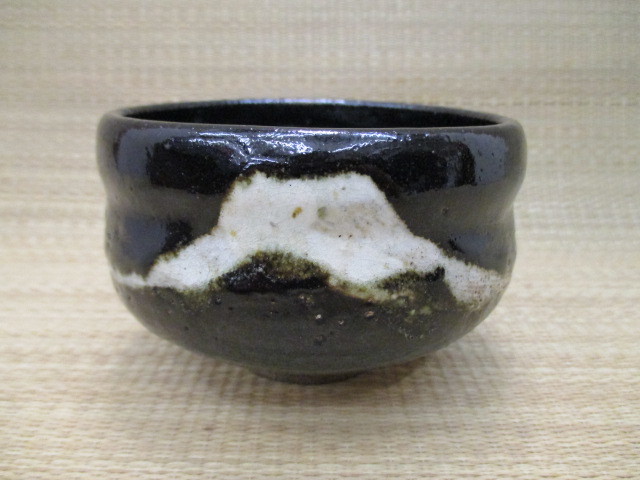 逸品 黒楽 茶碗 在銘 雪富士図 富士山 桐共箱 共布 裏千家