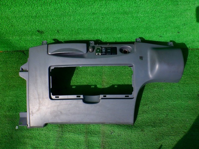 いすゞ エルフ センターパネル　ドリンクホルダー付　NLR85