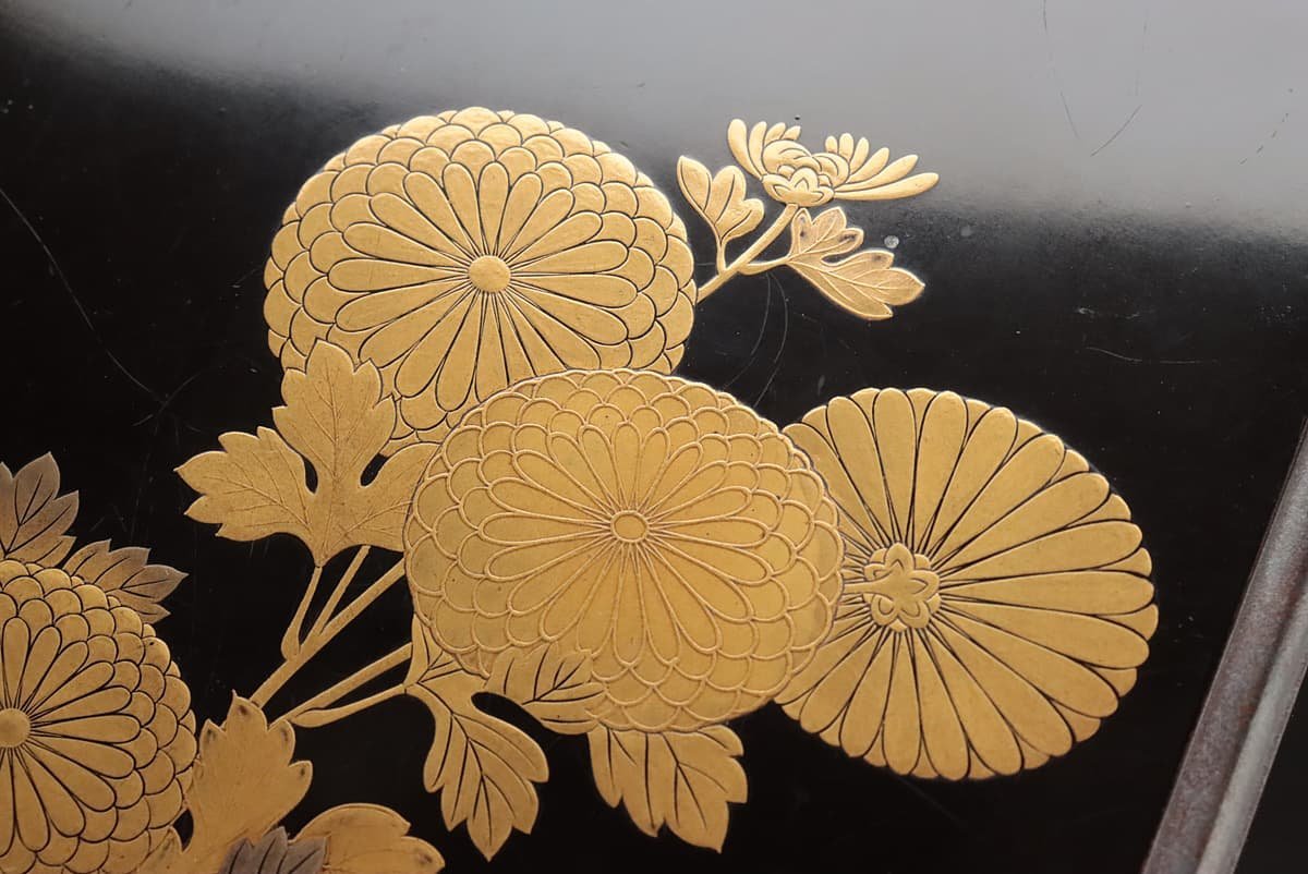 EK094 時代 漆器 花菱銀金具 黒漆塗 菊金蒔絵硯箱 一式(銀水滴 50g/硯