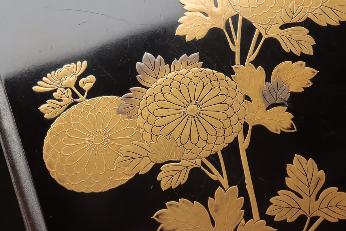 EK094 時代 漆器 花菱銀金具 黒漆塗 菊金蒔絵硯箱 一式(銀水滴 50g/硯