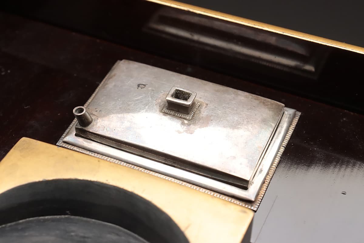 EK094 時代 漆器 花菱銀金具 黒漆塗 菊金蒔絵硯箱 一式(銀水滴 50g/硯