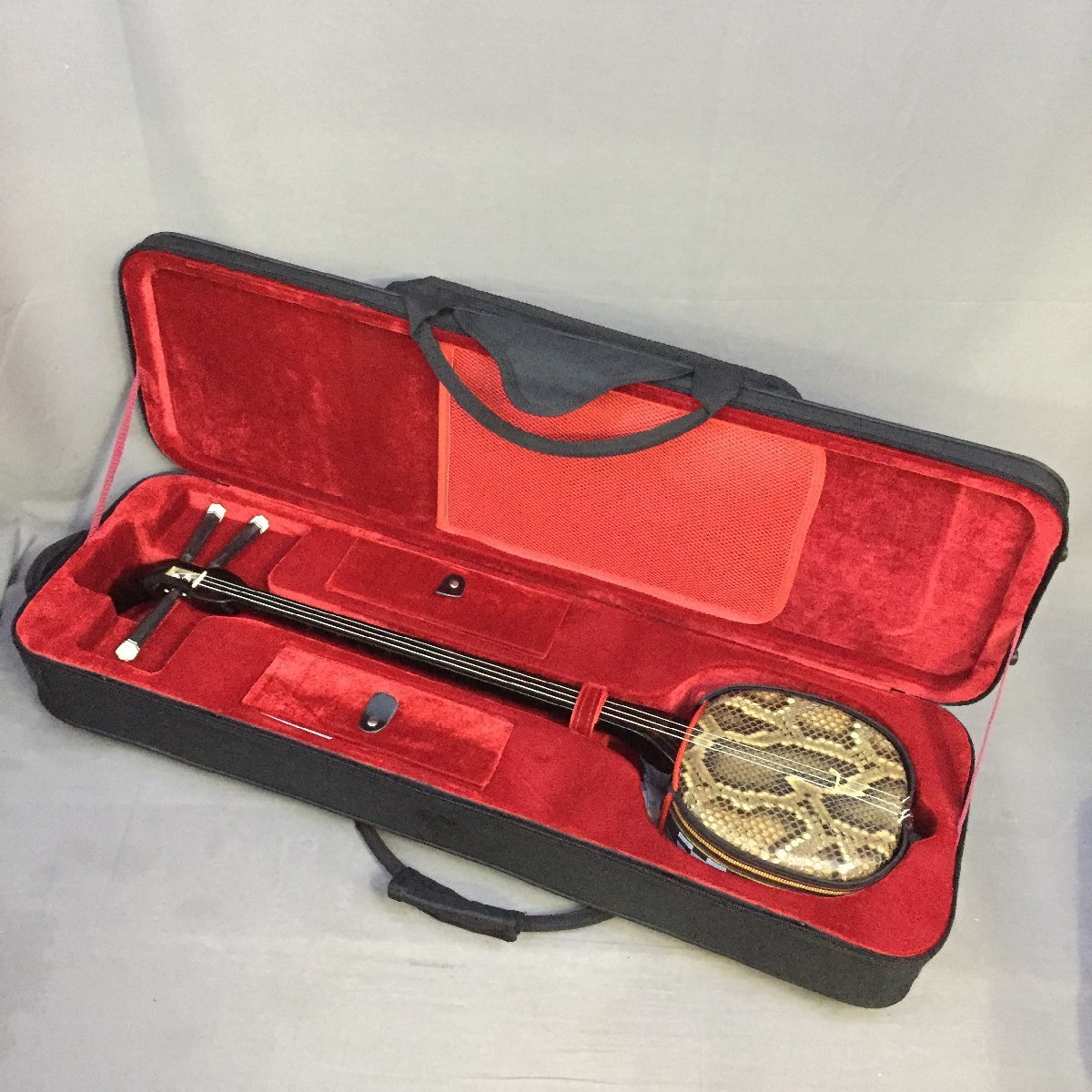 f145*180 【現状品】 2304-229 沖縄三味線 蛇柄 合皮 ケース付 Q52344