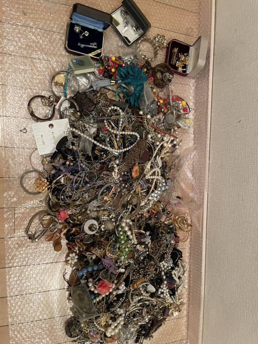 【ジャンク 品】アクセサリー メッキ ネックレス 指輪 ピアス ブローチ ブレスレットなど 重さ約12キロ （雜品）