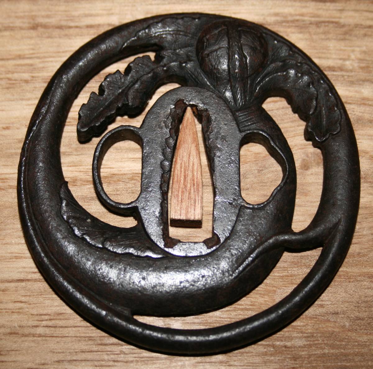 赤銅魚子地 高肉彫 鍍金 雲龍図鍔 (鍔箱・布団付) 鍔 鐔 刀装具・短刀