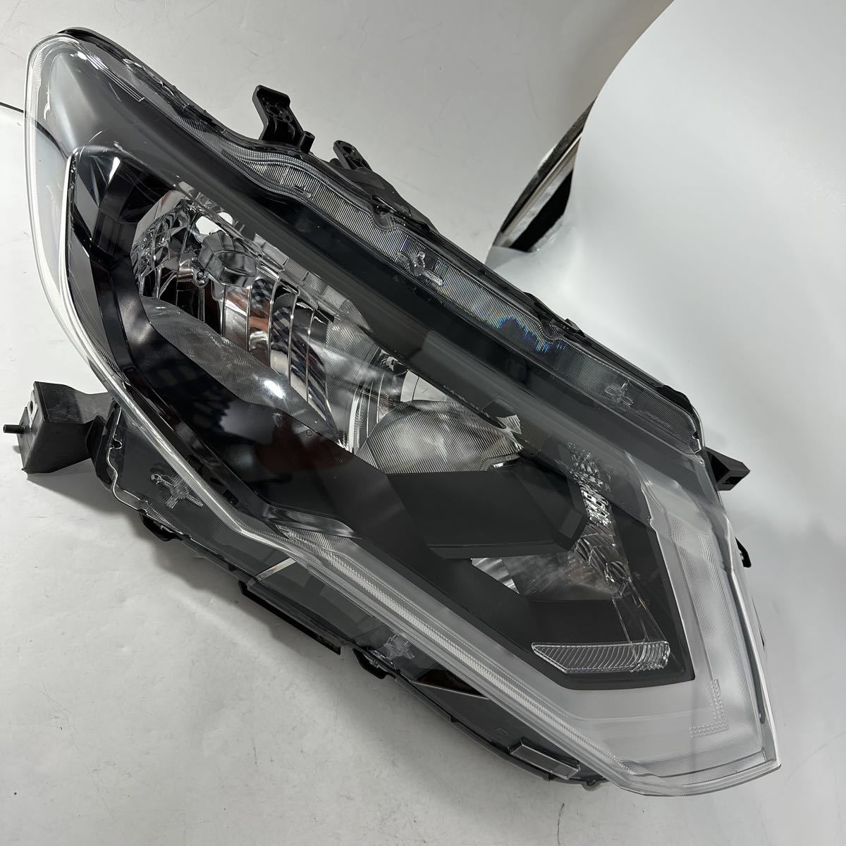 M　6-4-1エクストレイル　後期 100-23748 打刻KS　ハロゲン　ヘッドライト