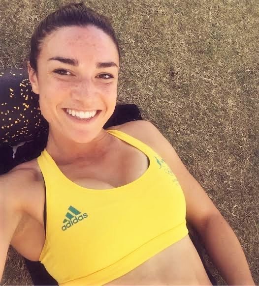 ミス・ユニバース…オリビア・カルポ直筆サイン入り超 大型写真 オーストラリア100mハードル代表選手 直筆サイン入りリオ五輪公式
