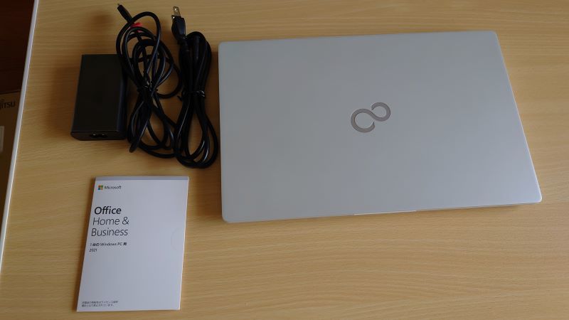 美品　薄型軽量モデル　富士通　Fijtsu FMV LIFEBOOK U90F3W Office Home&Business2021　送料無料