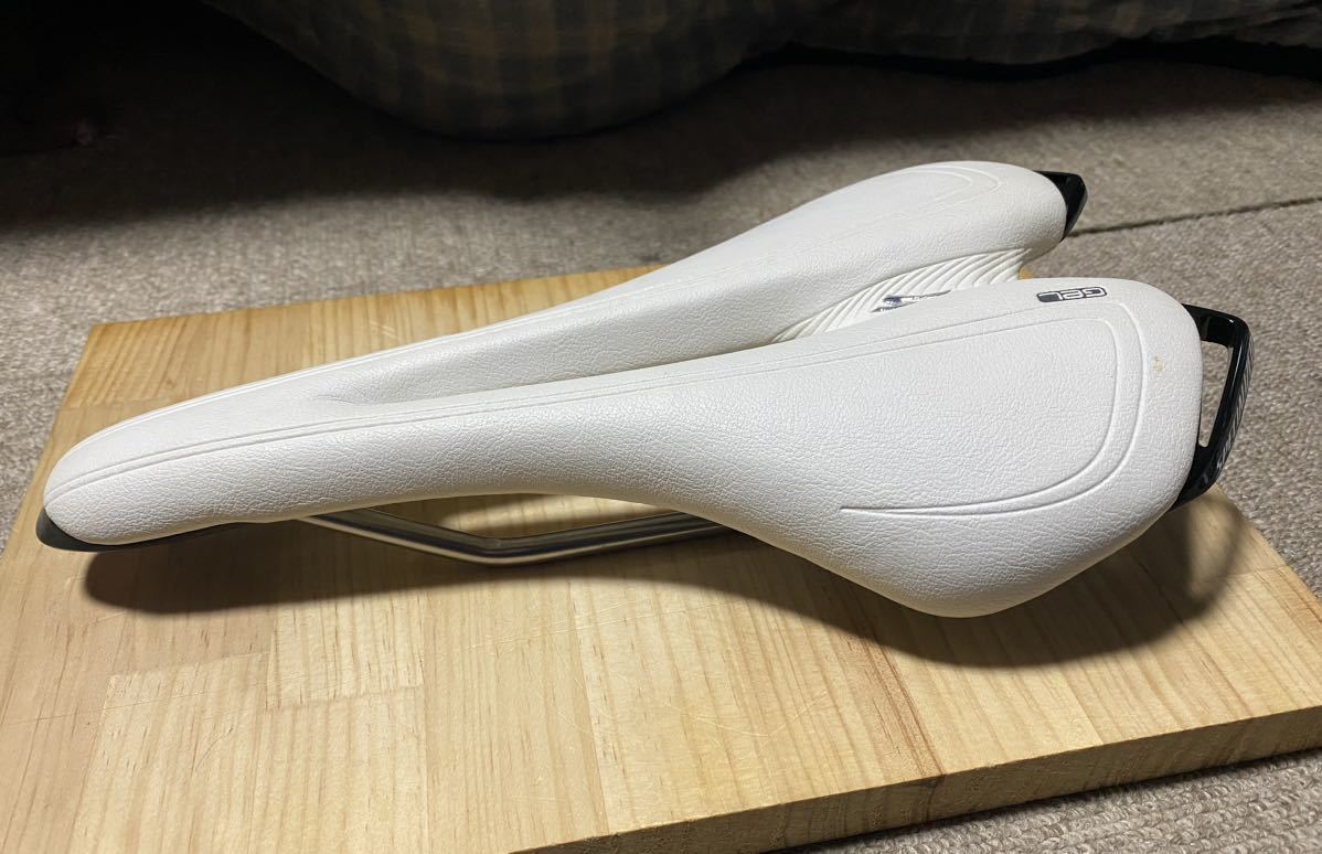 SPECIALIZED TOUPE サドル　白