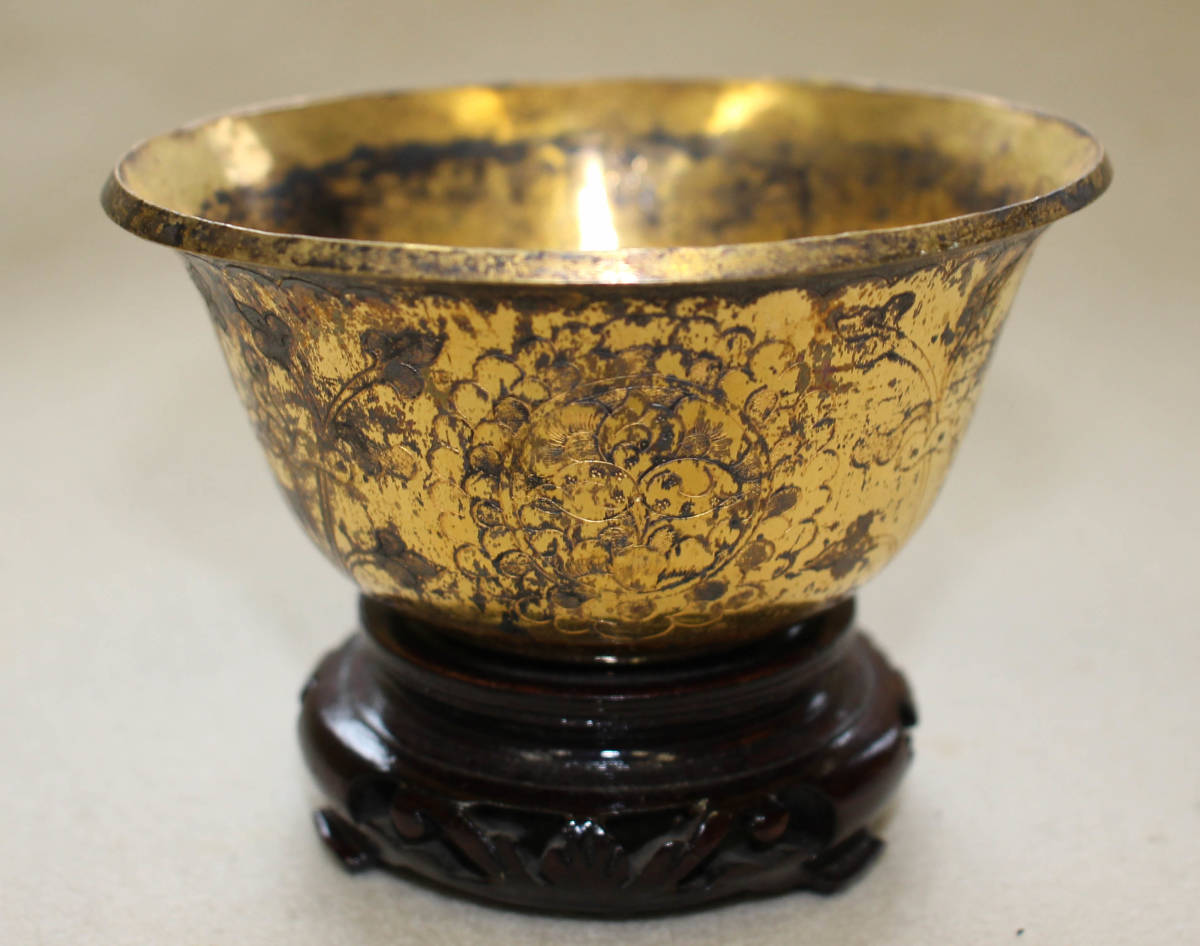 中国文物　金属　鍍金線刻杯　台付　i