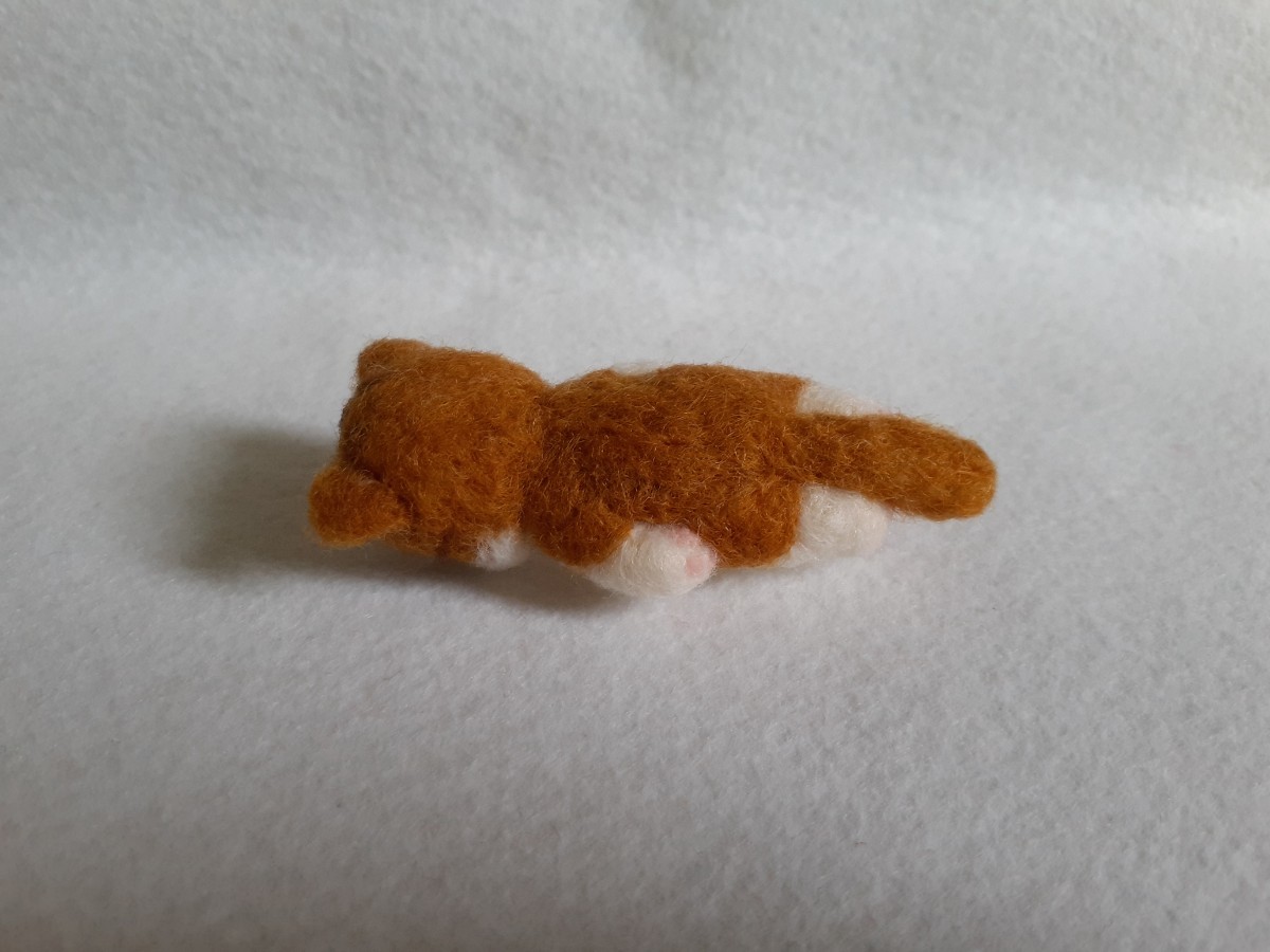 羊毛フェルト ハンドメイド 子猫 お昼寝 へそ天 ネコちゃん 茶とら 