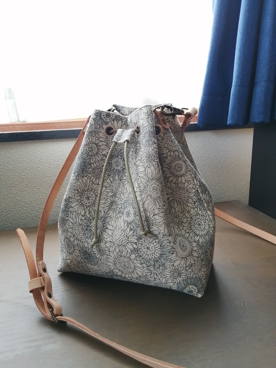 ハンドメイド♪ひまわり柄生成り色キャンバス♪巾着ショルダーバッグ♪斜めがけOK♪本革ショルダーストラップ♪キレイ目大人カジュアル