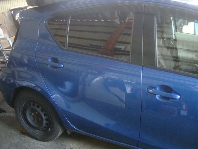 ■33244■キズ小！程度良し■H25年■NHP10 前期 アクア G■右 リア ドア■8T7■67003-52460■40