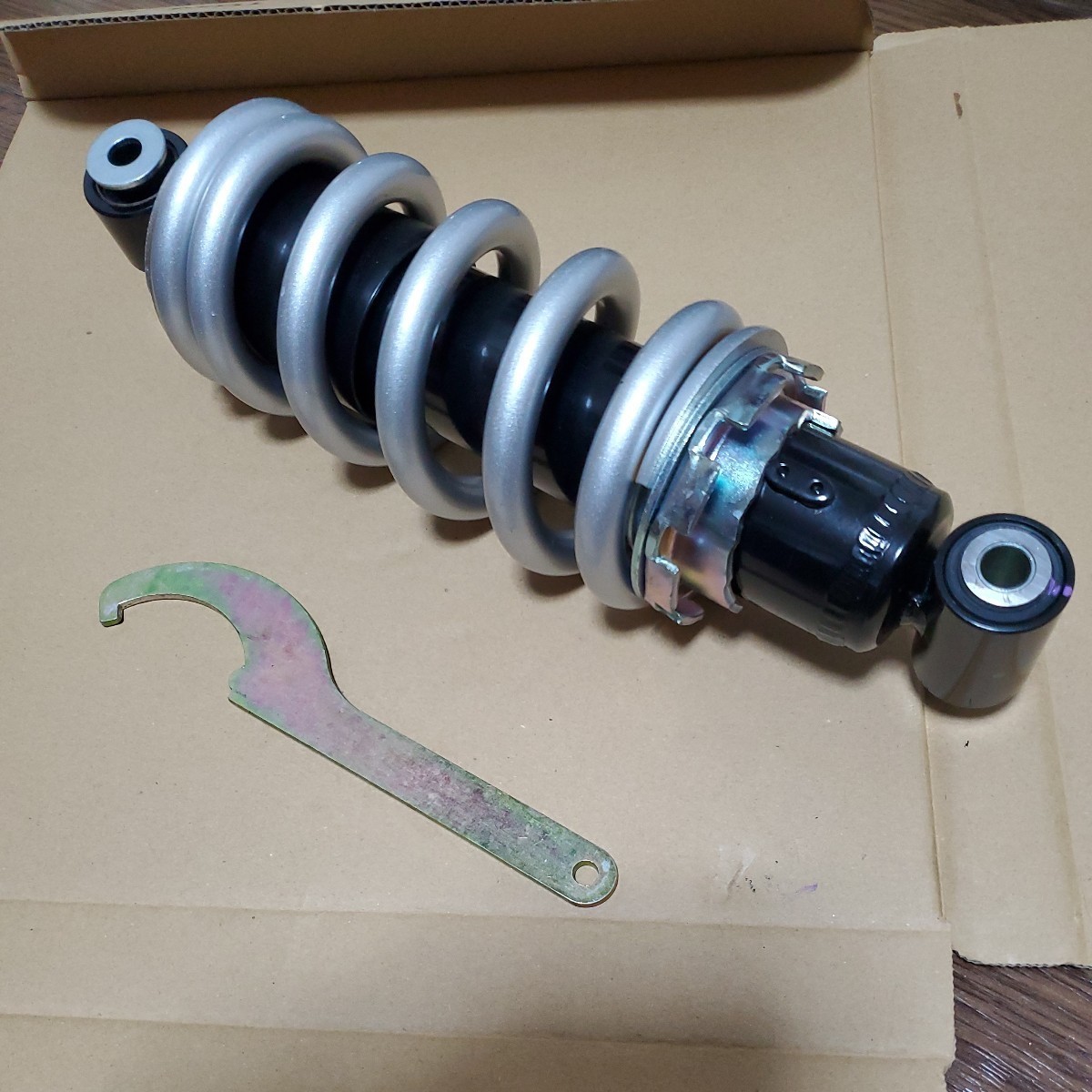 CBX400F CBX550F KYB設計　ボルトオン　高性能　リアサスペンション　プリロード調整工具付き