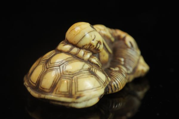 根付師 蘭亭 牙彫亀眠人物根付 NETSUKE 提物 江戸中期 根付