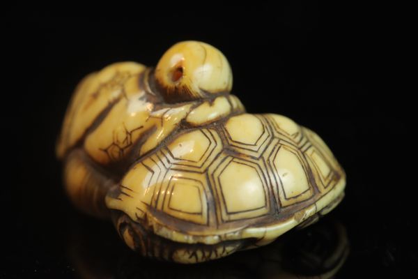 根付師 蘭亭 牙彫亀眠人物根付 NETSUKE 提物 江戸中期 根付