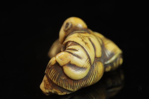 根付師 蘭亭 牙彫亀眠人物根付 NETSUKE 提物 江戸中期 根付