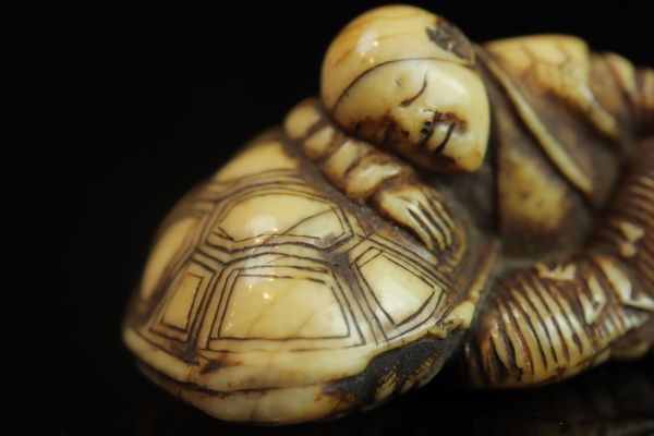 根付師 蘭亭 牙彫亀眠人物根付 NETSUKE 提物 江戸中期 根付