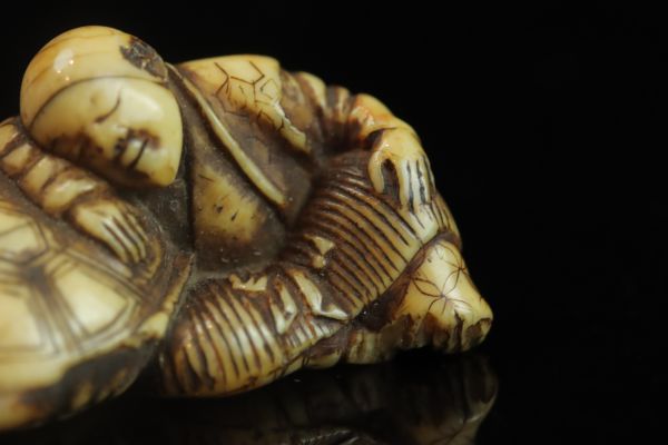 根付師 蘭亭 牙彫亀眠人物根付 NETSUKE 提物 江戸中期 根付