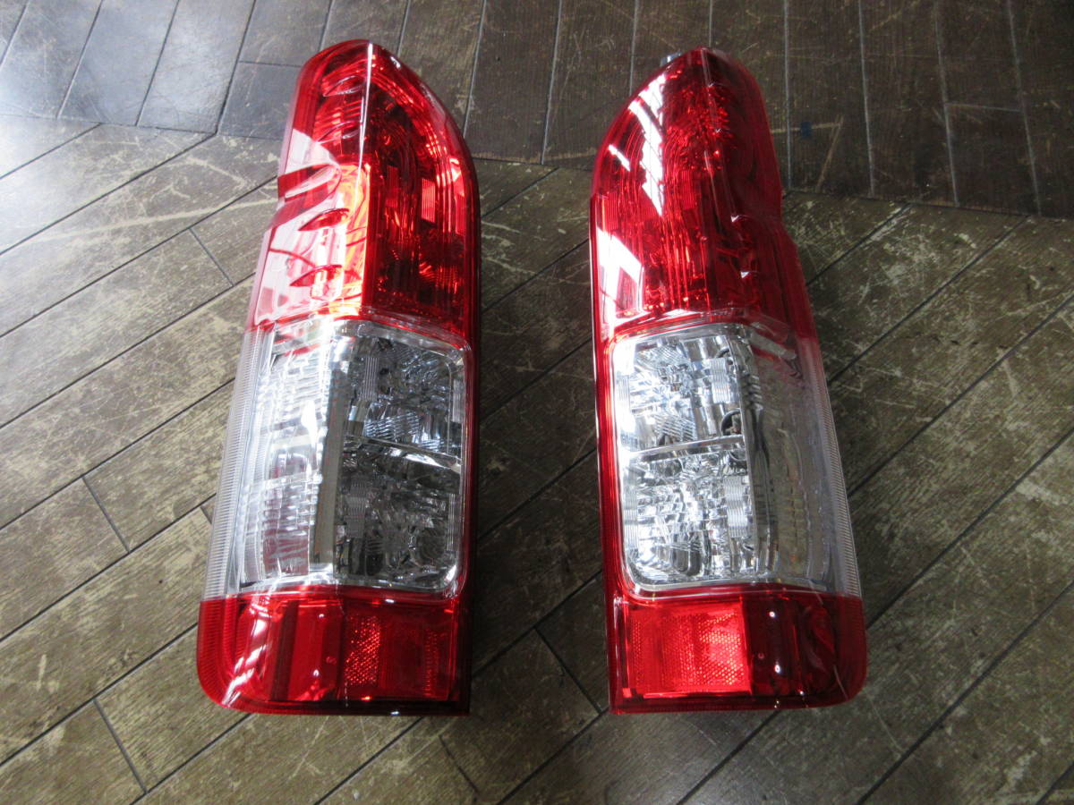 トヨタ 純正 200系 ハイエース 純正テール 左右 KOITO 26-140