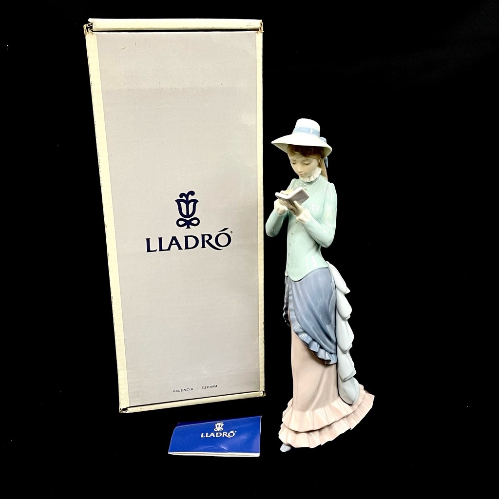 リヤドロ 読書をする貴婦人 LLADRO 05000 LLADRO リヤドロ 読書する貴婦人 05000 全長:約36cm DE PASEO LECTURA