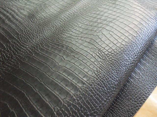 牛革　顔料　クロコダイル 型押し　黒　約1.5mm〜約1.1mm程度 100デシ