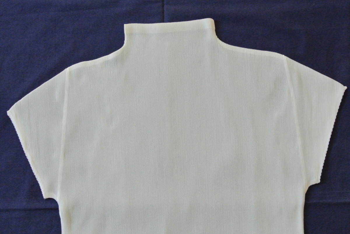 イッセイミヤケ PLEATS PLEASE トップス 白 サイズ03 ハイネック