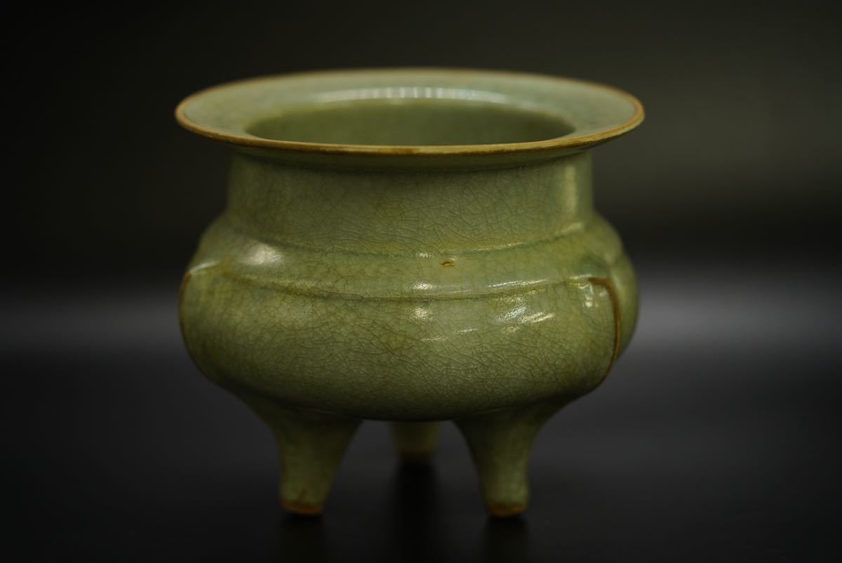 中国 古玩 青磁 龍泉窯 青磁 古美術 三足 香炉 時代物 藏出 大幅