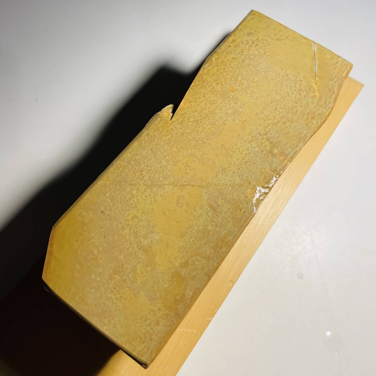 天然砥石　正本山　中山　黄色　梨地　極上　1002ｇ　仕上げ砥石　加藤鉱山　／　鉋鑿大工道具鋸剃刀包丁京都天然砥石組合