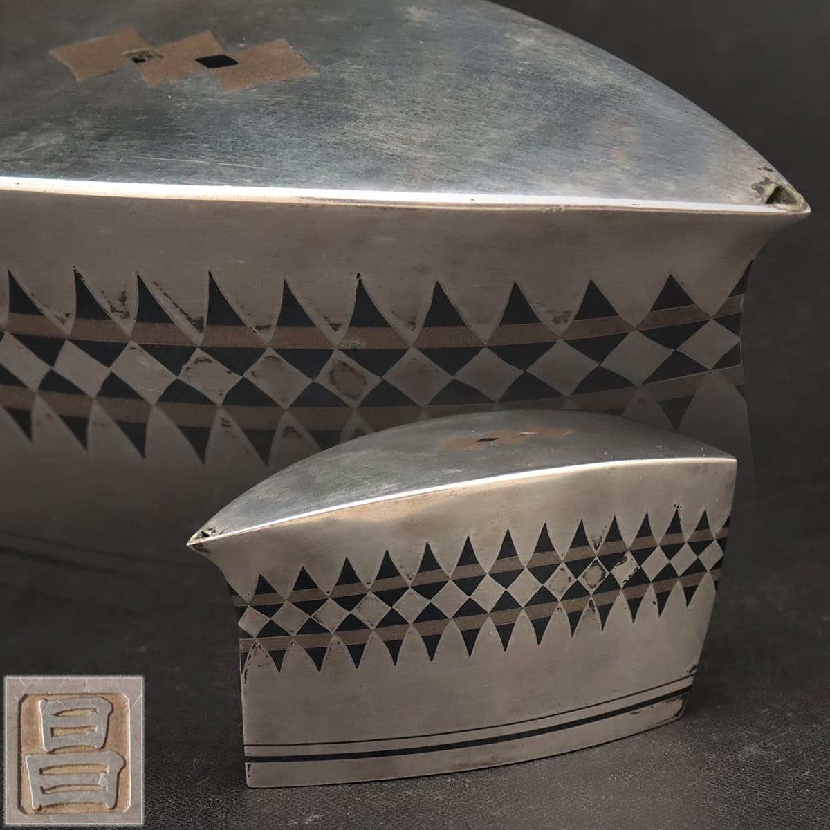 EM269 【昌印(在銘)】銀銅象嵌朧銀船形水滴 幅8.7cm 重