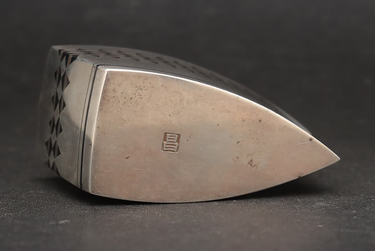 EM269 【昌印(在銘)】銀銅象嵌朧銀船形水滴 幅8.7cm 重125g・打込象嵌