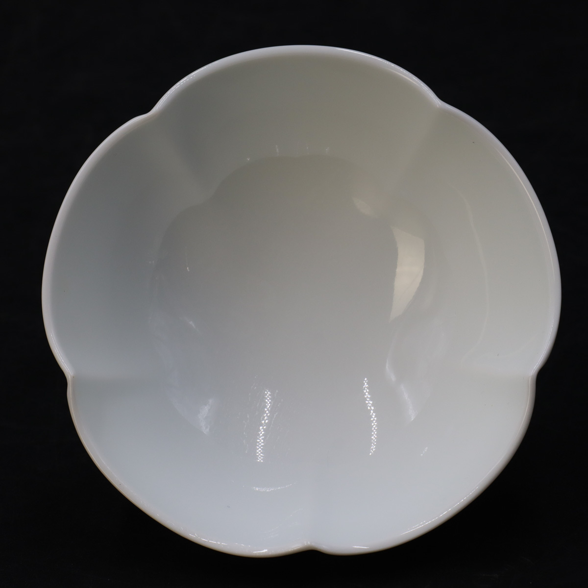 井上萬二 白磁花形 花器 幅20cm 共箱 人間国宝 本人作 茶道具 人間国宝 共箱 井上萬二 JALショッピング 井上萬二]陶芸「白磁緑釉染葡萄彫文花形花器」: 酒器