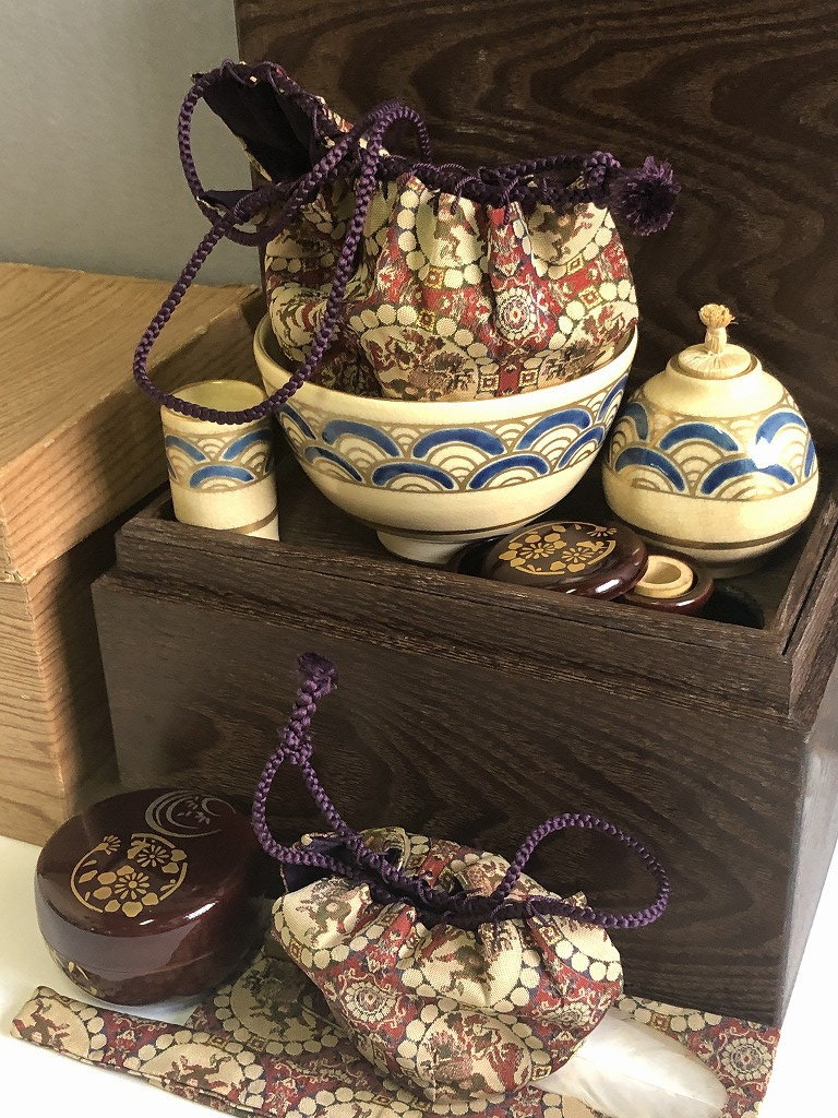 Ｍ８３２　茶箱　『溜塗』『利休形』『茶碗　棗　茶杓　茶筅　振出　茶巾筒』　茶道具 M832 茶箱 『溜塗』『利休形』『茶碗 棗 茶杓 茶筅 振出 茶巾筒