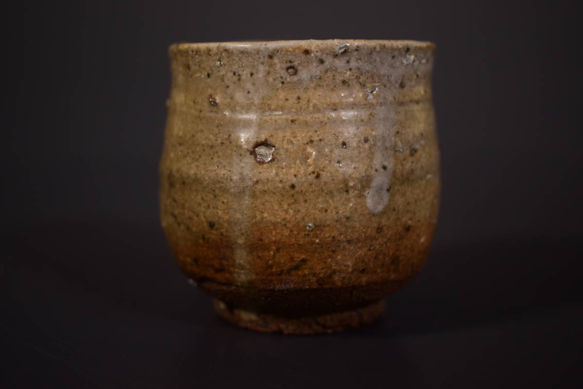 和】(6878) 時代古作 江戸 古唐津ぐいのみ 酒器 酒杯 絵唐津 皮鯨 斑