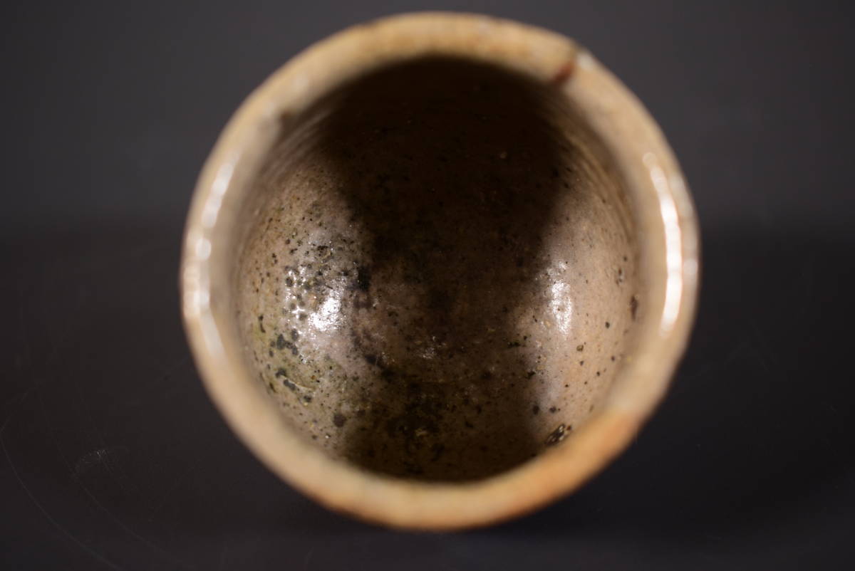 和】(6878) 時代古作 江戸 古唐津ぐいのみ 酒器 酒杯 絵唐津 皮鯨 斑