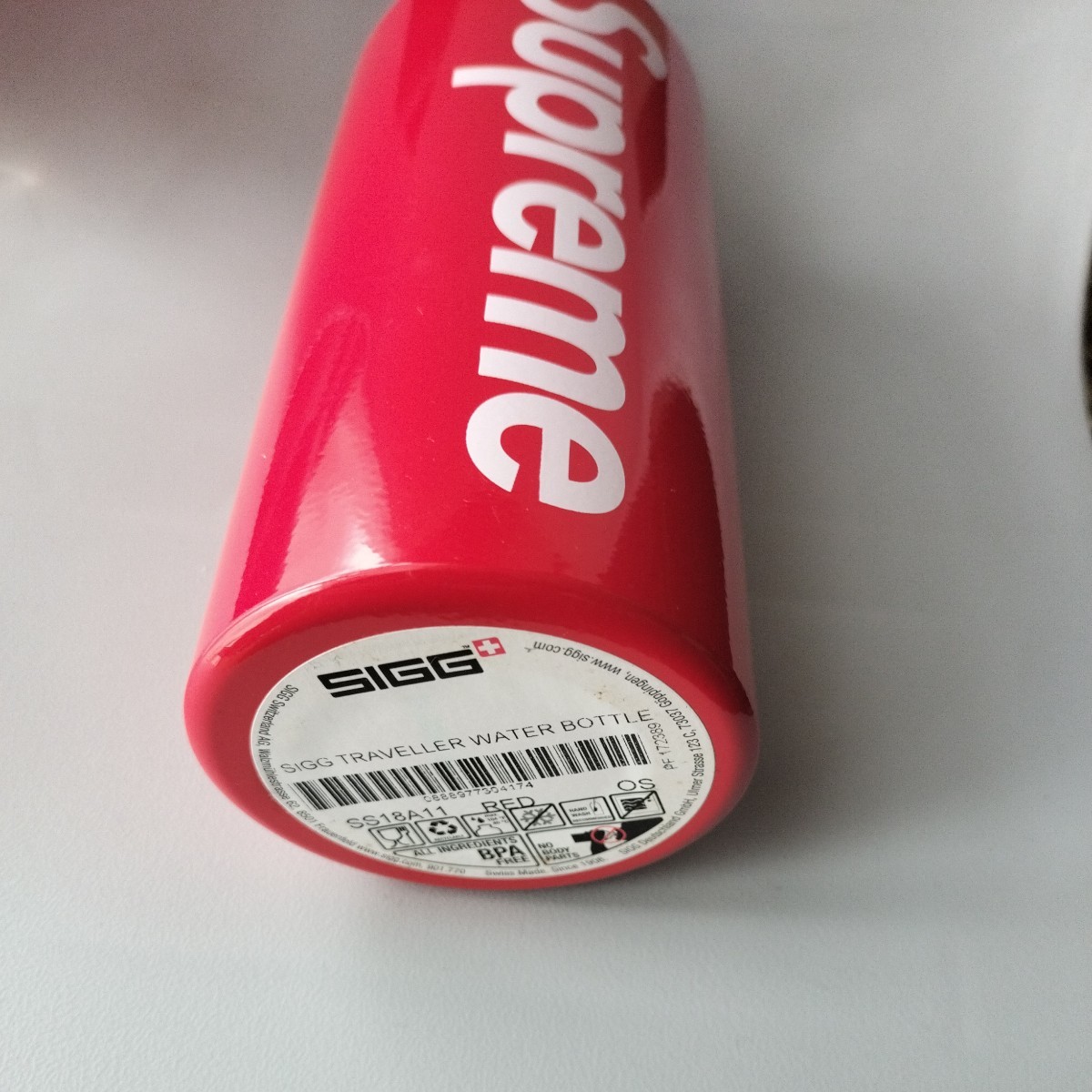 Supreme Water Bottle 0.6L Traveller SIGG Red – .6 | Sigg ? Lt 