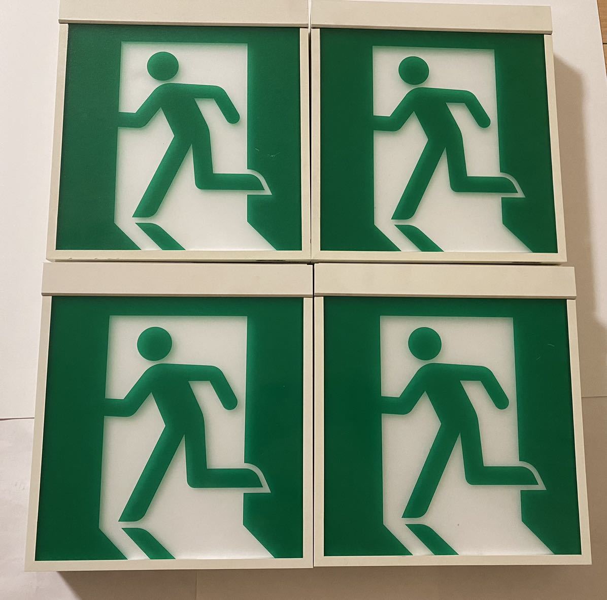 Panasonic コンパクトスクエア 避難口/通路誘導灯個別制御 B級BL形　両用型- 品番 FA20312 4個　2016年製3個　2017年製1個