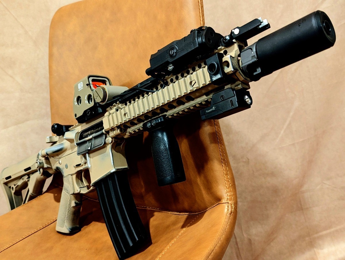 次世代電動ガン M4A1 カスタム MK18 東京マルイ 付属品多数 エアガン