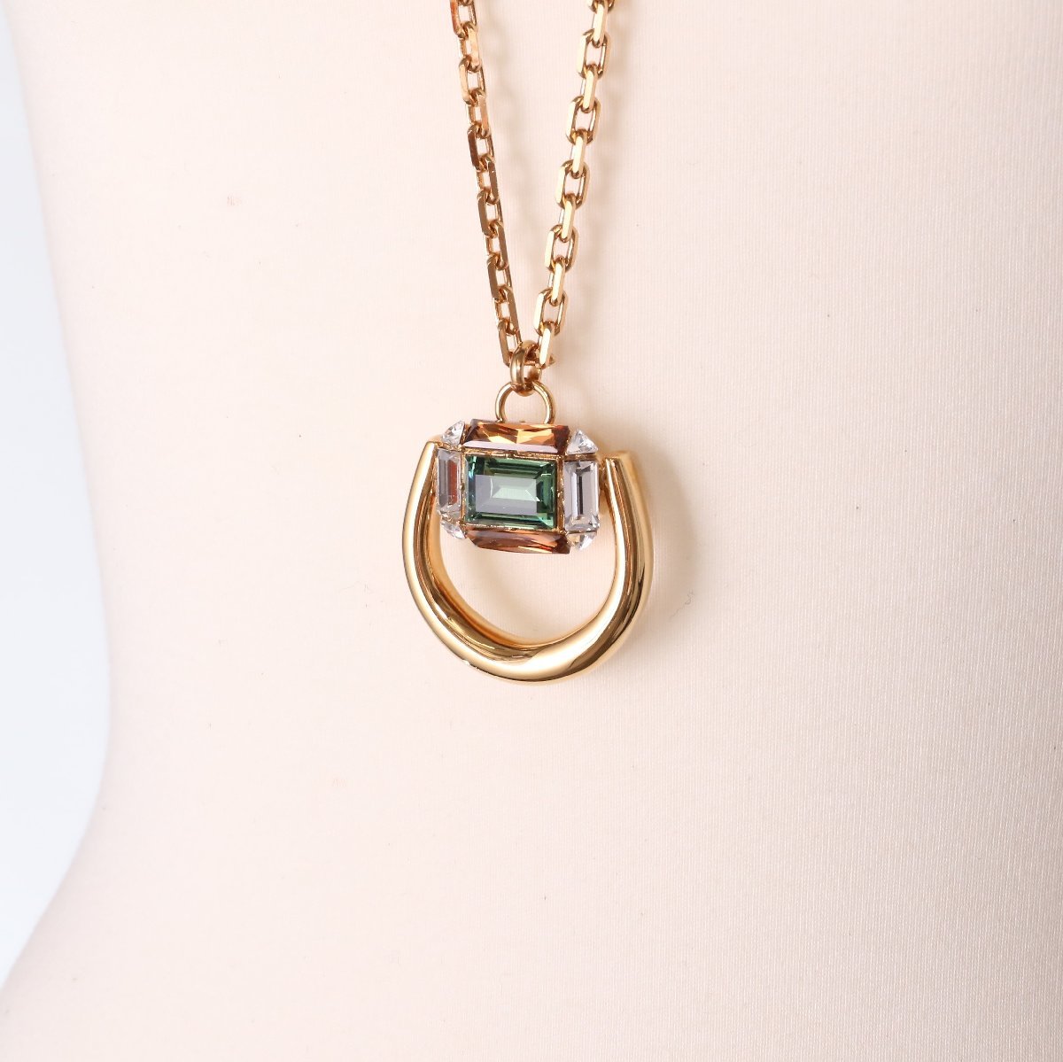 わけあり グッチGUCCI ネックレス クリスタル ロング 送料無料 GUCCI LION NECK 392751 I6158 8752 A