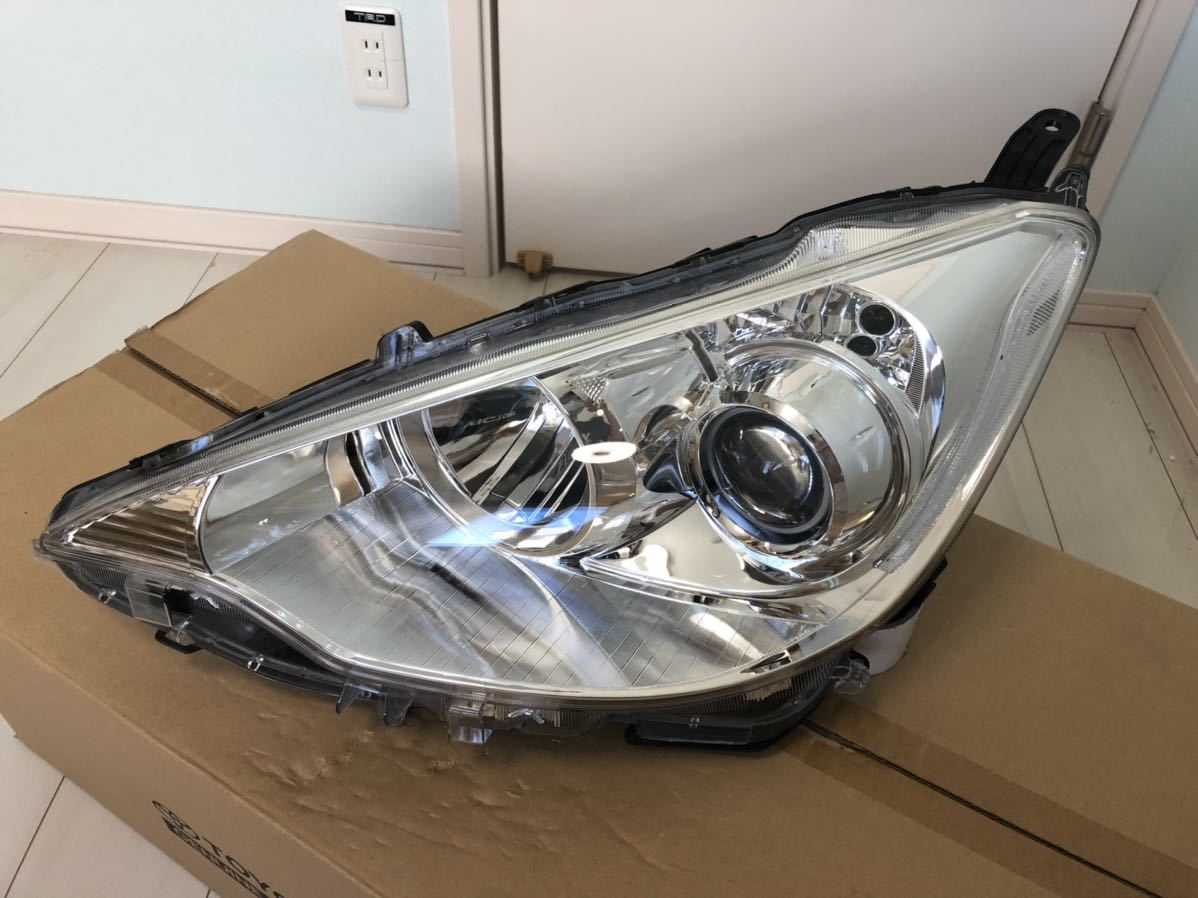 美品 アクア NHP10 前期 トヨタ純正 ハロゲン 左ヘッドライト アクア