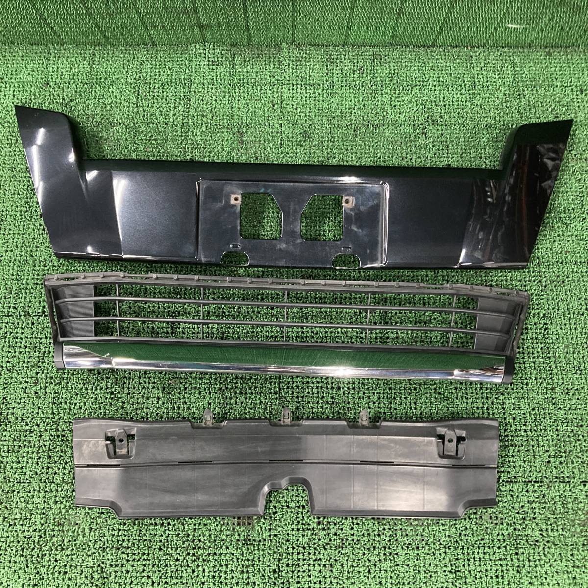 ノア Si ZRR80W フロント ロアグリル 53105-28040 53112-28230 52104