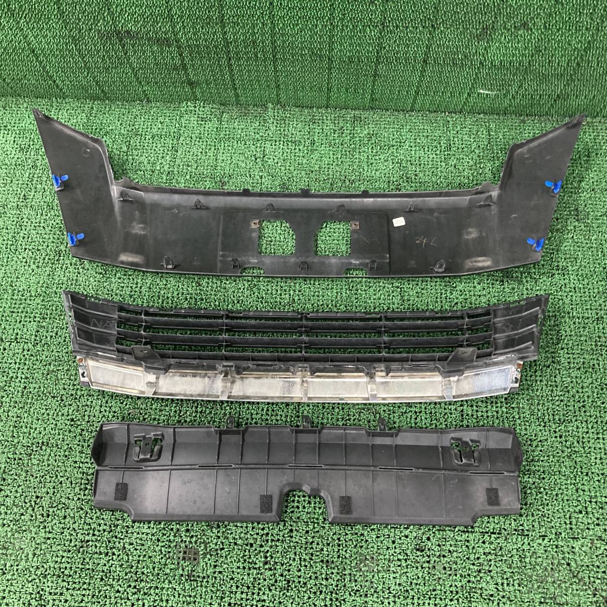ノア Si ZRR80W フロント ロアグリル 53105-28040 53112-28230 52104