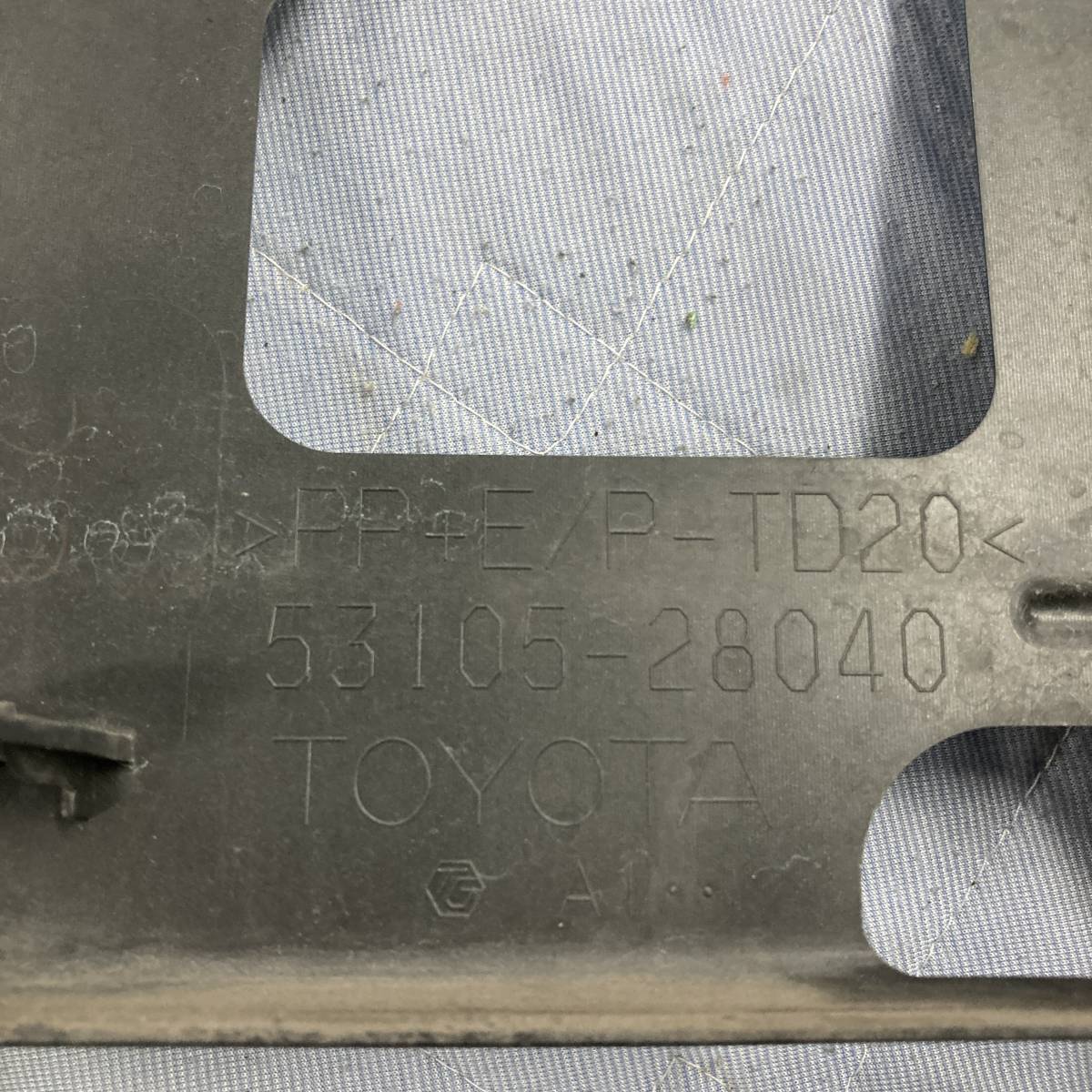 ノア Si ZRR80W フロント ロアグリル 53105-28040 53112-28230 52104