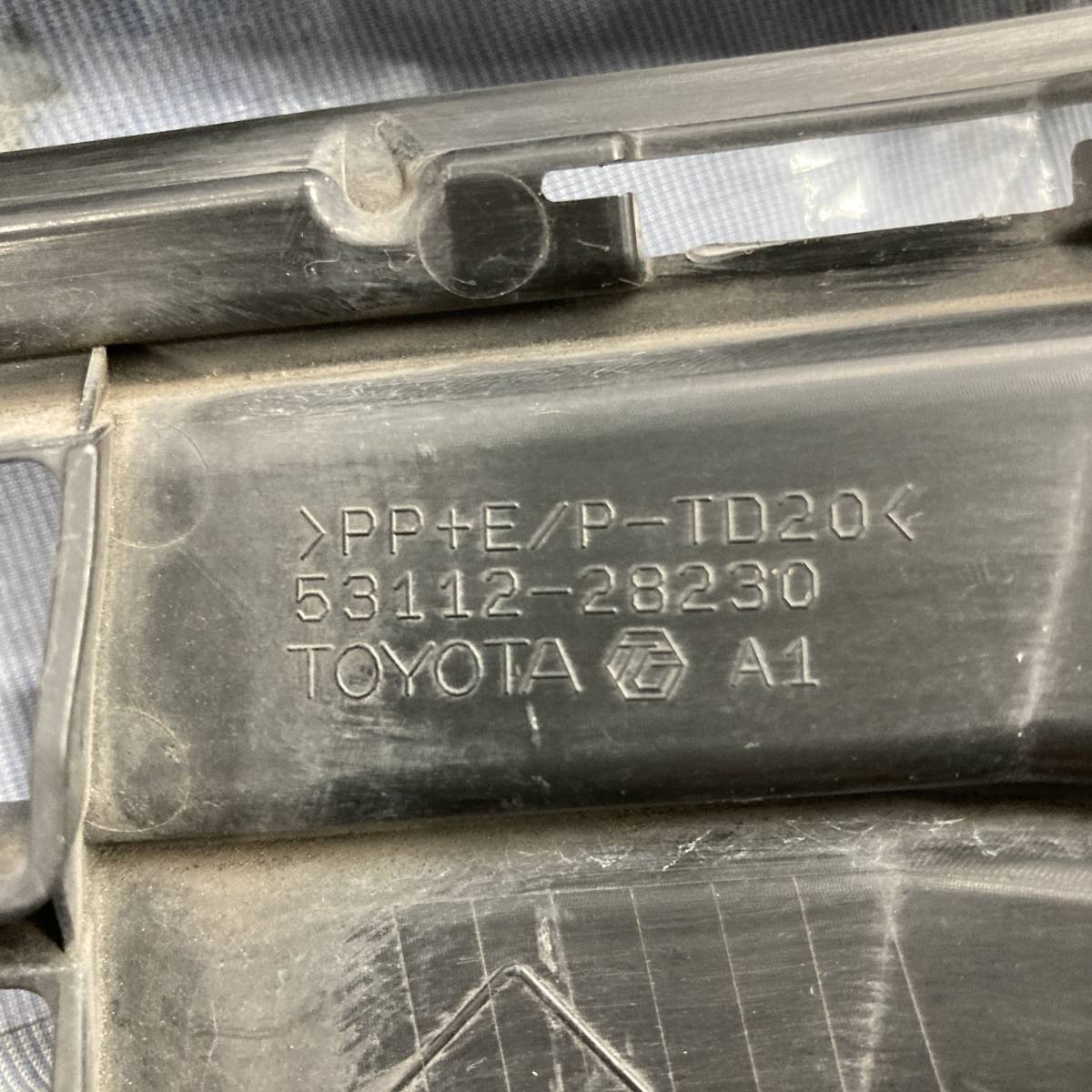 ノア Si ZRR80W フロント ロアグリル 53105-28040 53112-28230 52104