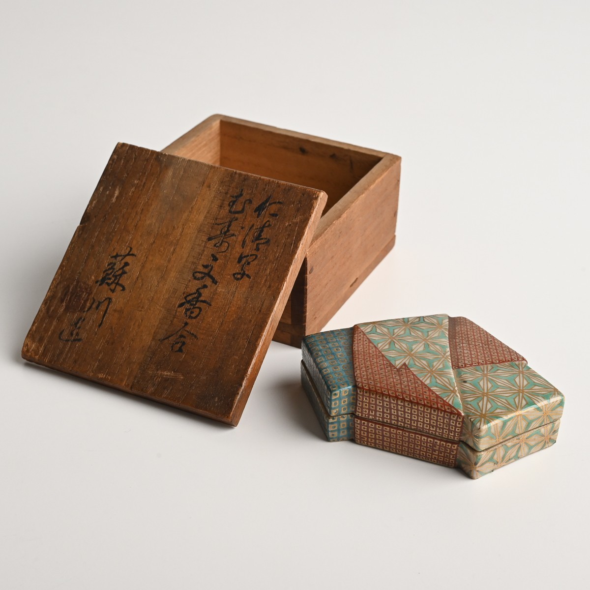 【新作登場，品質保証】 仁清写 結び文香合 蘇川造 長辺約93mm 共箱 在銘 香盒 香道具 茶道具 焼物 陶器 陶芸 骨董 古美術 古道具 古玩 アンティーク(香炉、香合)｜売買されたオークション情報、yahooの商品情報をアー 九谷